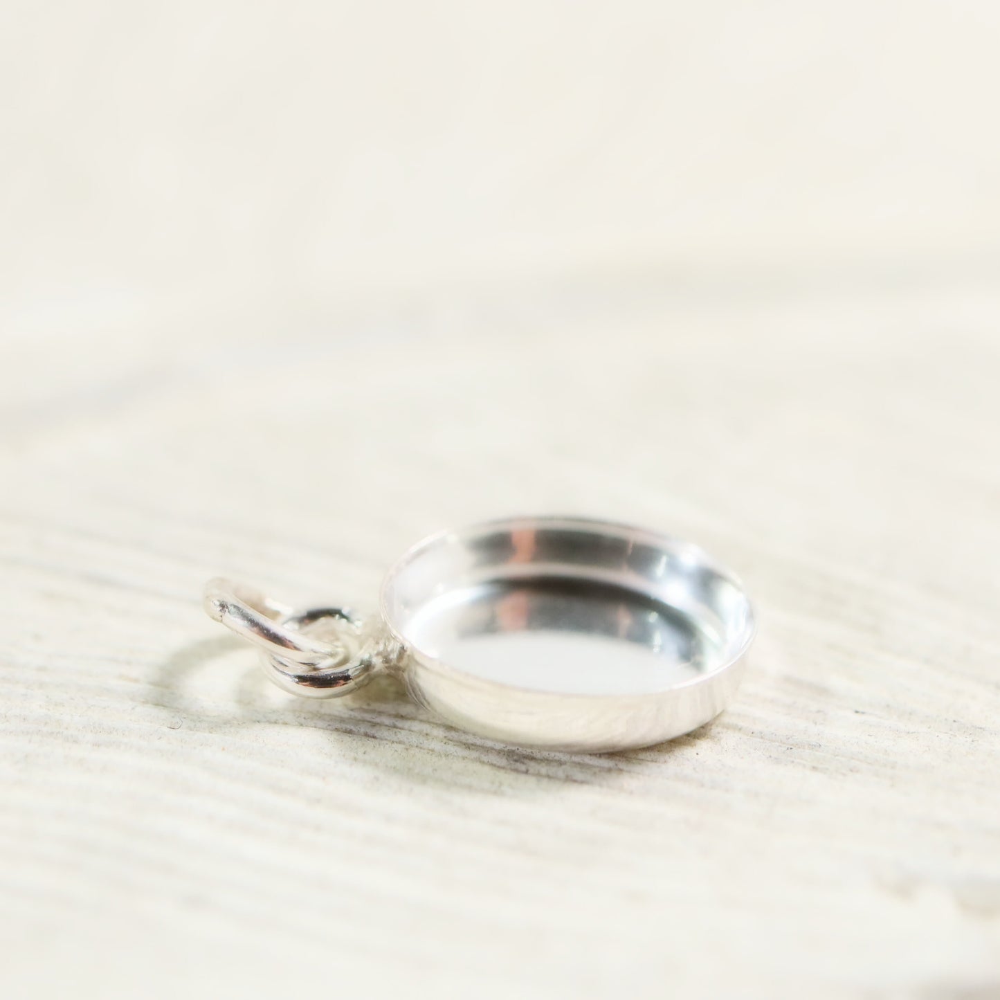 side view white gold oval bezel cup